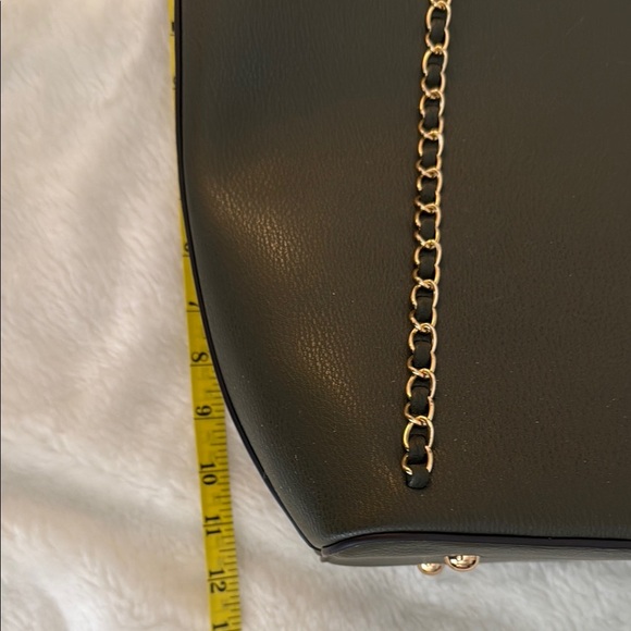 Sophisticated Green Tote with Gold Accents - Picture 13 of 15